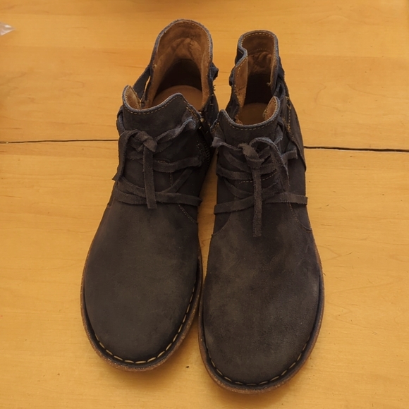 EUC Navy Suede Born Tarkiln Boots - Picture 3 of 7